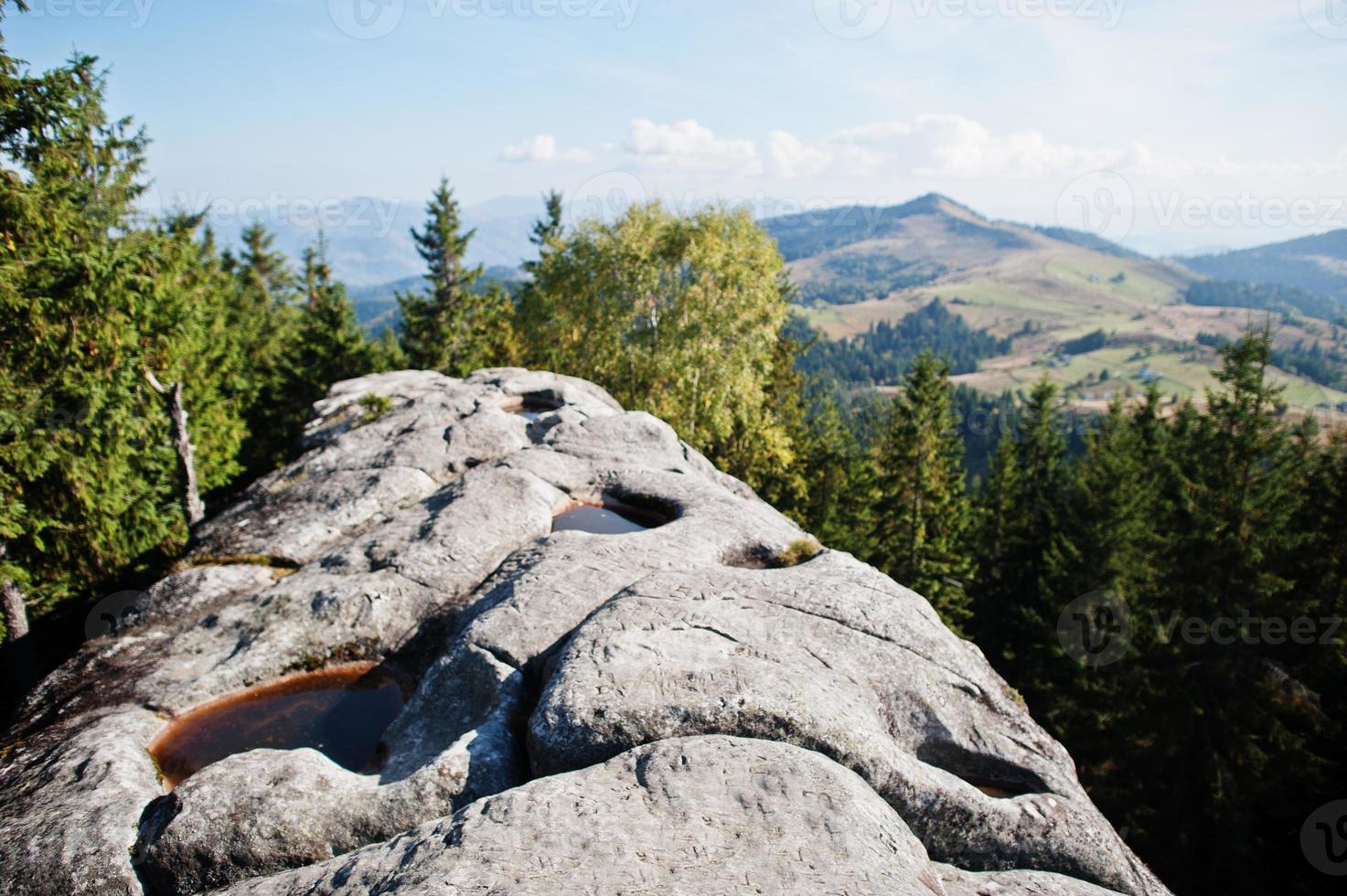 natursköna landskap i Karpaterna. målat klippberg. foto