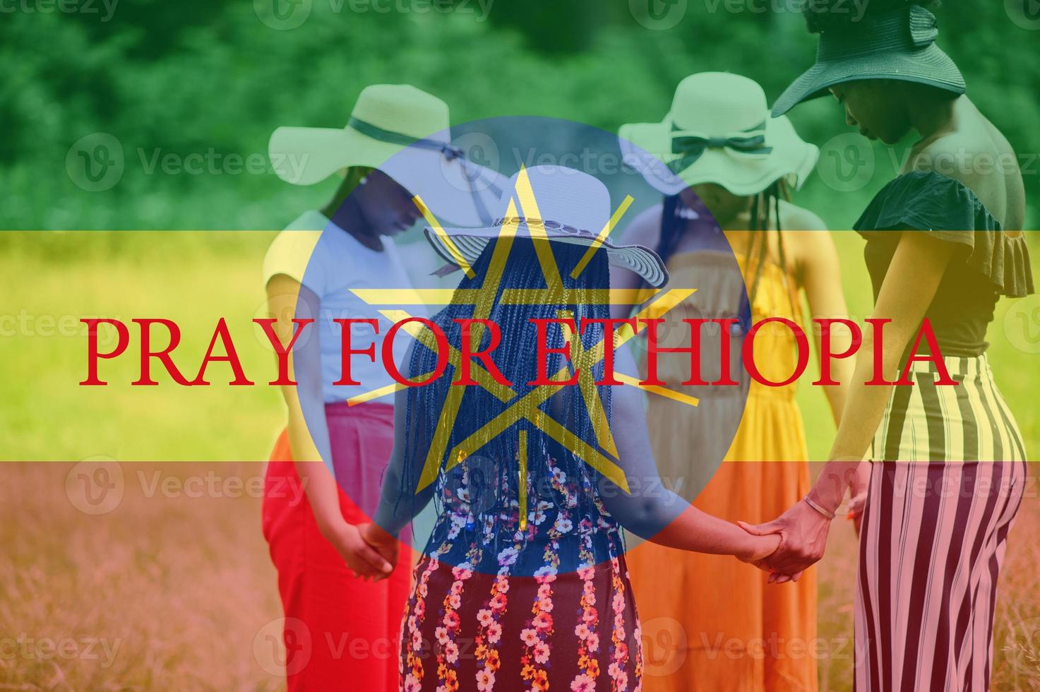 be för etiopien. grupp av fyra afrikansk kvinnor innehav händer och bön. begrepp av kris i afrika Land. foto