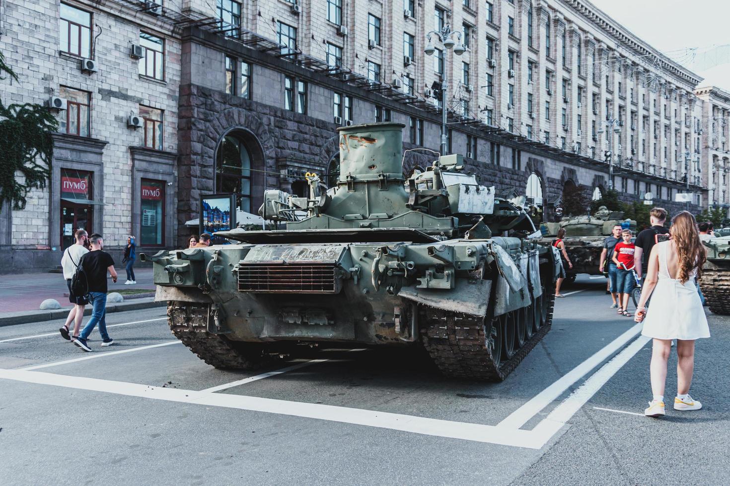 Kiev, Ukraina, 23 augusti 2022. parad av förstörd militär Utrustning av de ryska trupper på de khreshchatyk foto