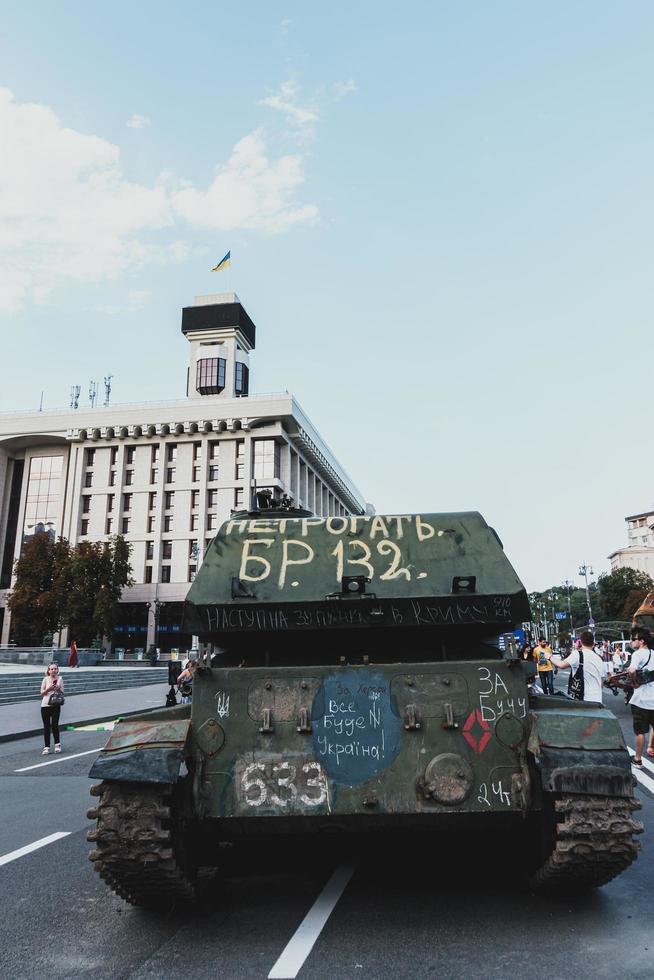 Kiev, Ukraina, 23 augusti 2022. parad av förstörd militär Utrustning av de ryska trupper på de khreshchatyk foto