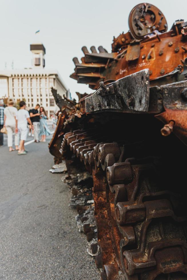 Kiev, Ukraina, 23 augusti 2022. parad av förstörd militär Utrustning av de ryska trupper på de khreshchatyk foto