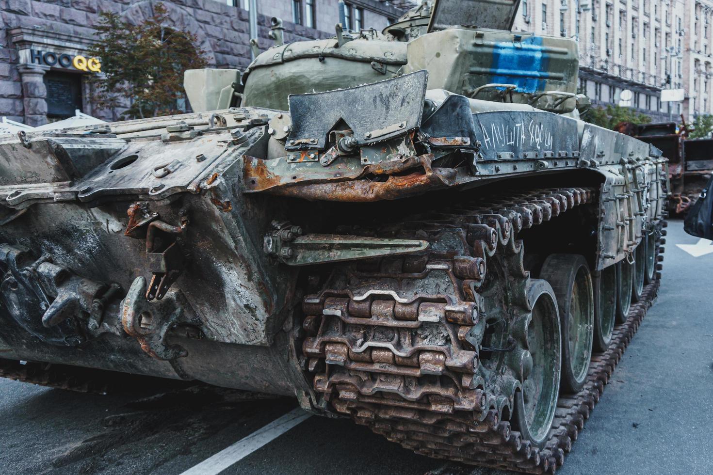 Kiev, Ukraina, 23 augusti 2022. parad av förstörd militär Utrustning av de ryska trupper på de khreshchatyk foto