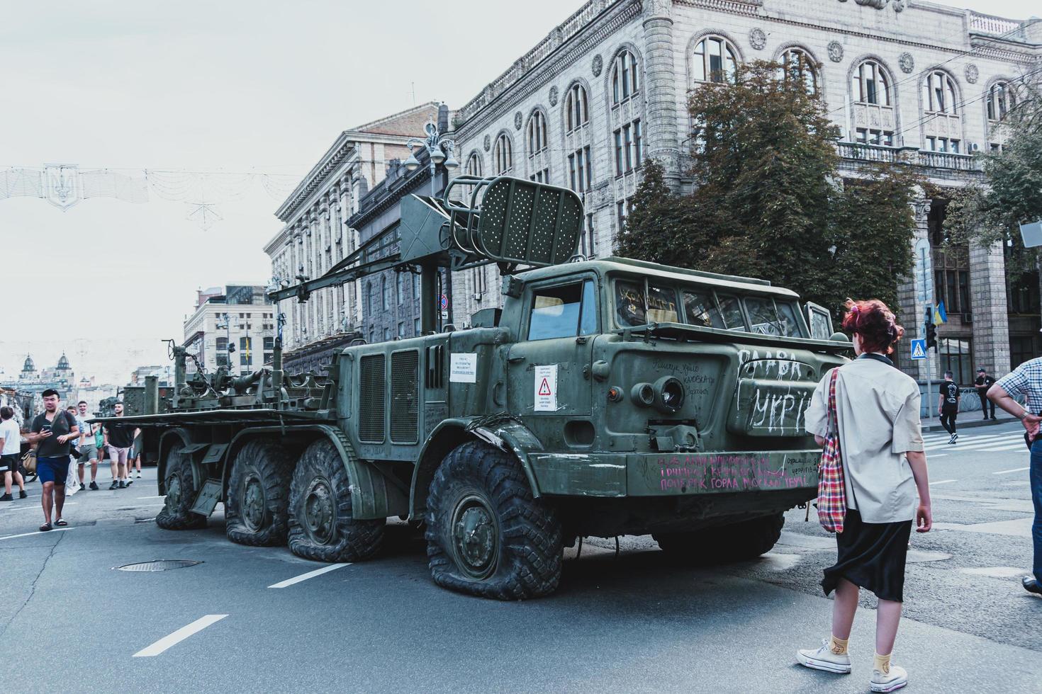 Kiev, Ukraina, 23 augusti 2022. parad av förstörd militär Utrustning av de ryska trupper på de khreshchatyk foto