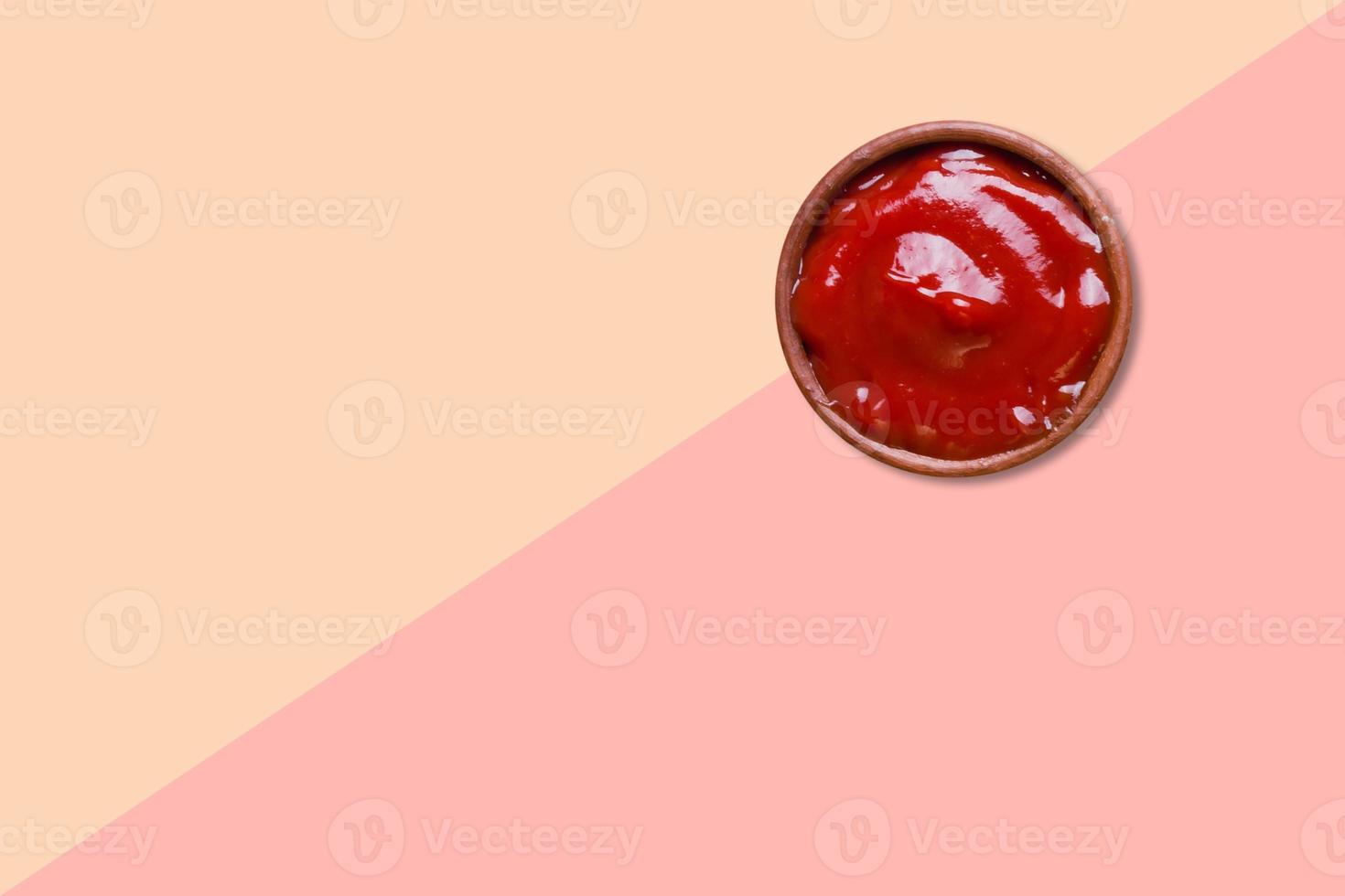 stänga upp se röd tomater ketchup isolerat på rosa bakgrund. foto