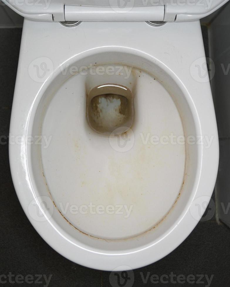 smutsig toalettskål foto