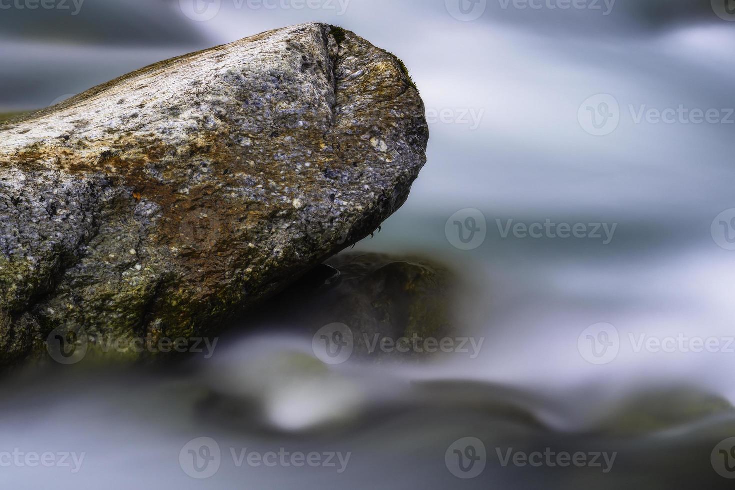 stor sten i berg strömmande ström foto