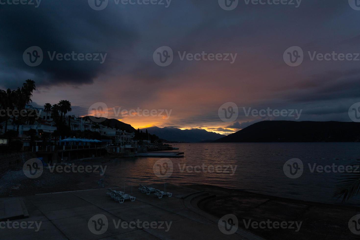 blodig gryning över de bukt av kotor, adriatisk hav, monte foto