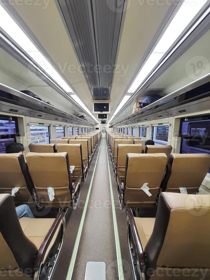 premie ekonomi tåg passagerare säten i Indonesien. foto
