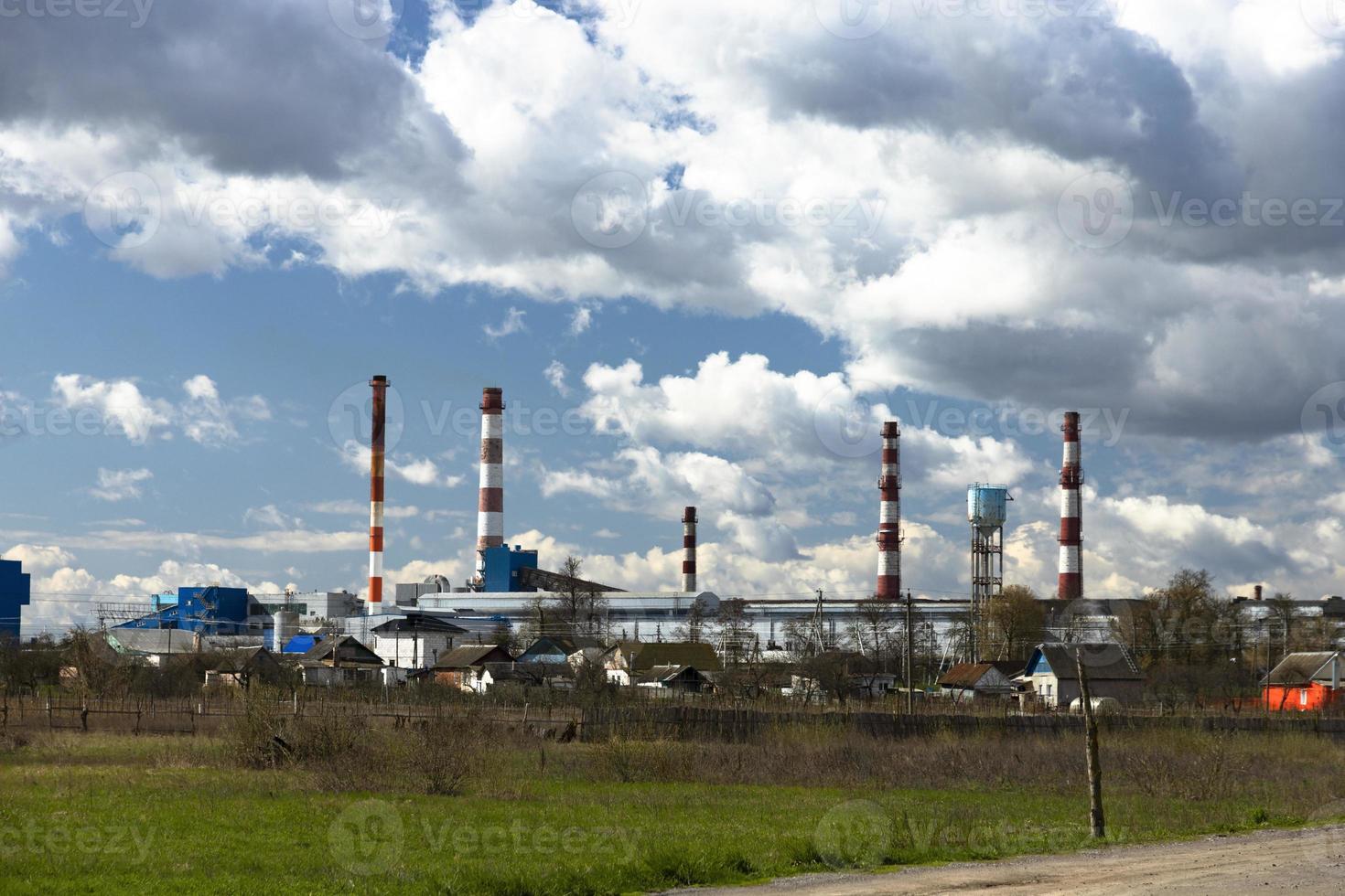 industriell landskap av en glas fabrik med rör, reservoar skorstenar. foto