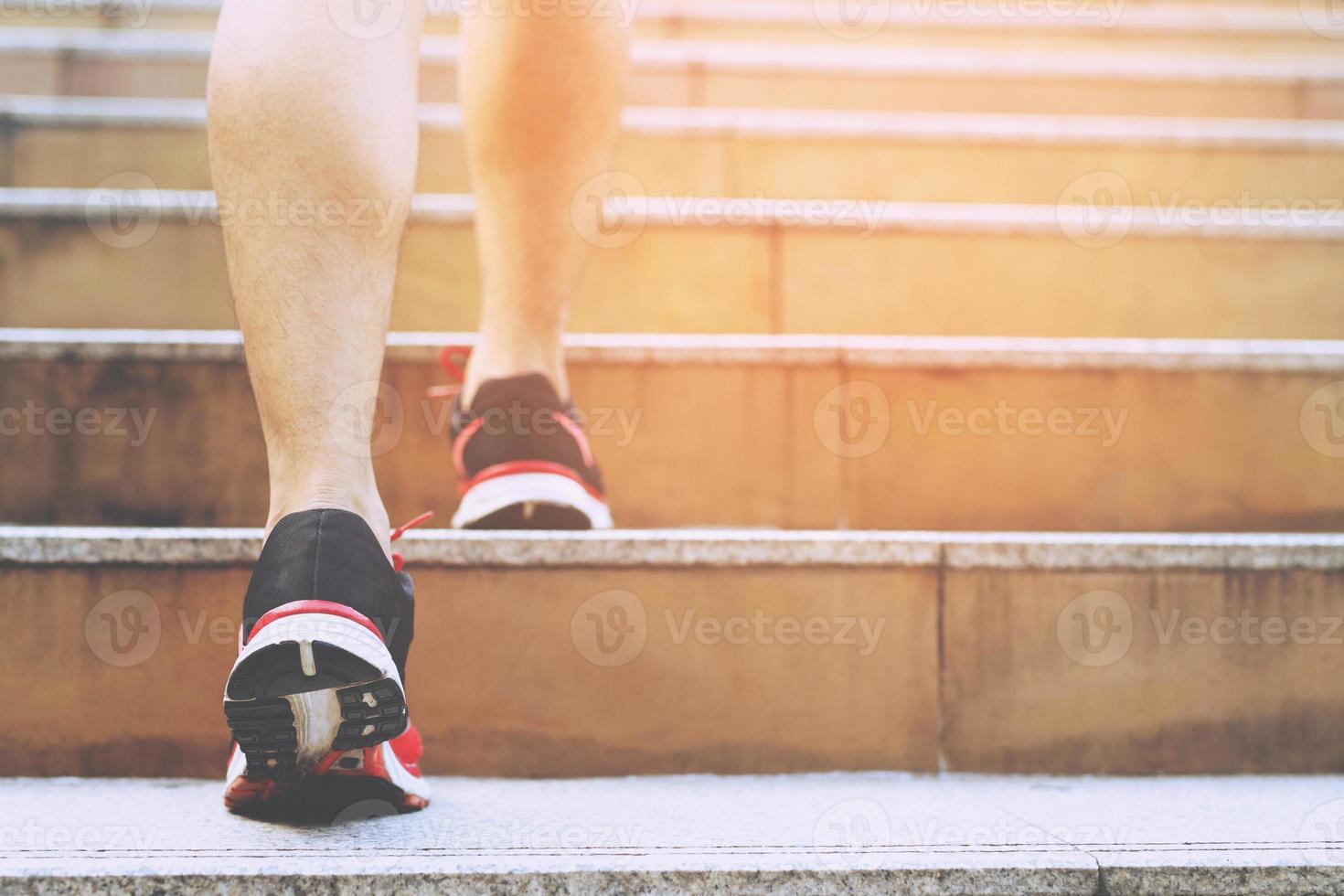 man arbetssätt närbild ben gående upp de trappa i modern stad. i rusa timme till arbete i kontor en skynda. under de först morgon- av arbete. trappa. mjuk fokus. foto
