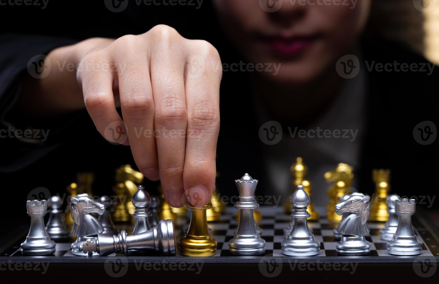 företag kvinna spela schack med stänga upp hand. ledare använda sig av strategi spel till utmaning konkurrent med intelligens ledarskap till flytta kung till seger med förvaltning team aning bekämpa, kopia Plats foto