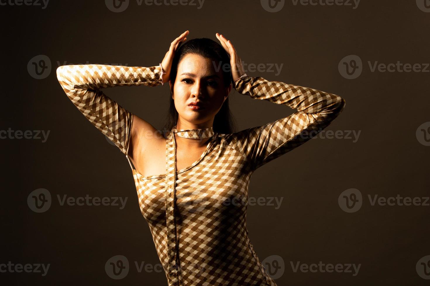 mode halv kropp av 20s ung vuxen asiatisk kvinna ha på sig mode klänning utrusta, stark påfrestning känsla foto