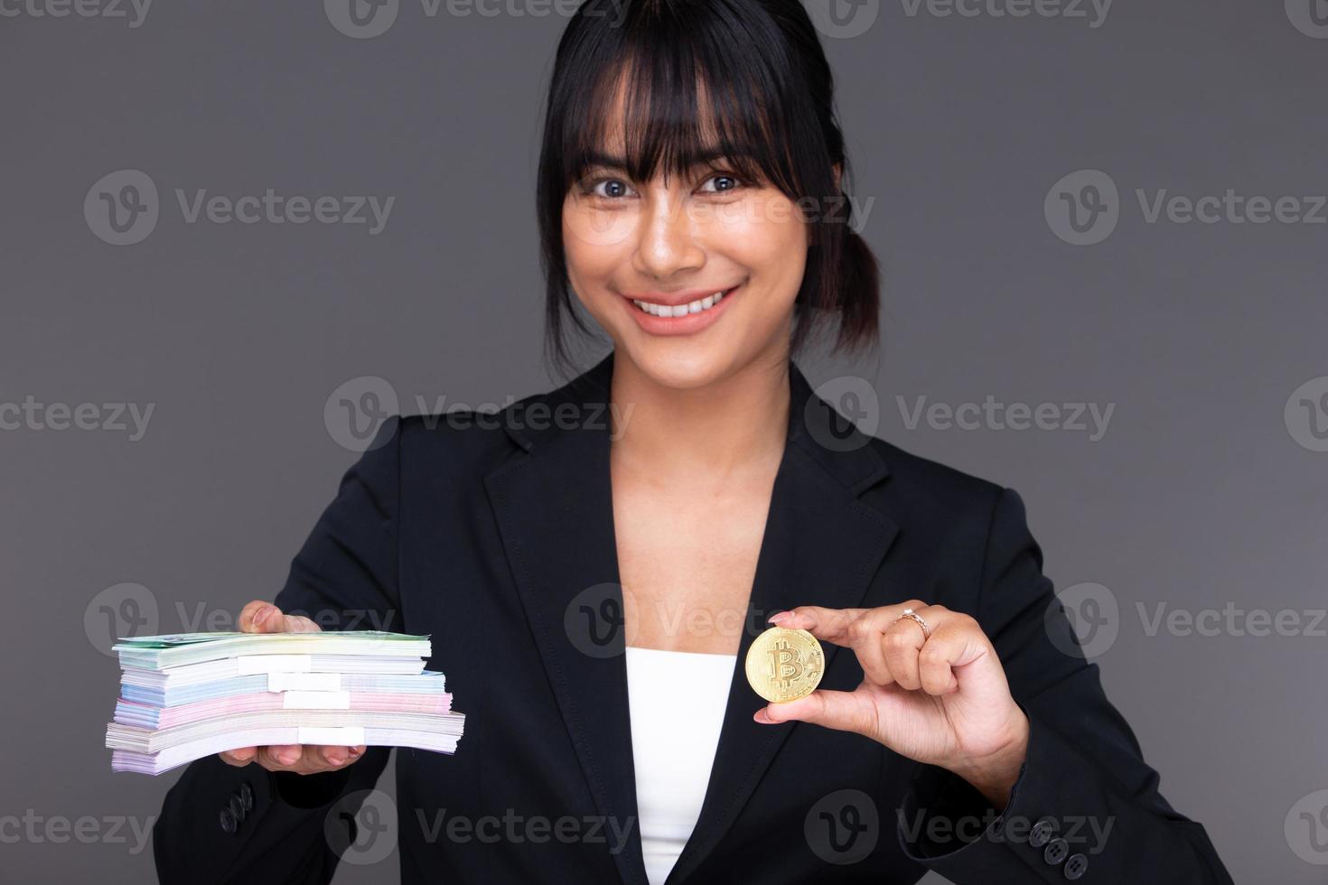 asiatisk indisk företag kvinna visa skön leende Lycklig mun, visa BTC bitcoin kryptovaluta foto