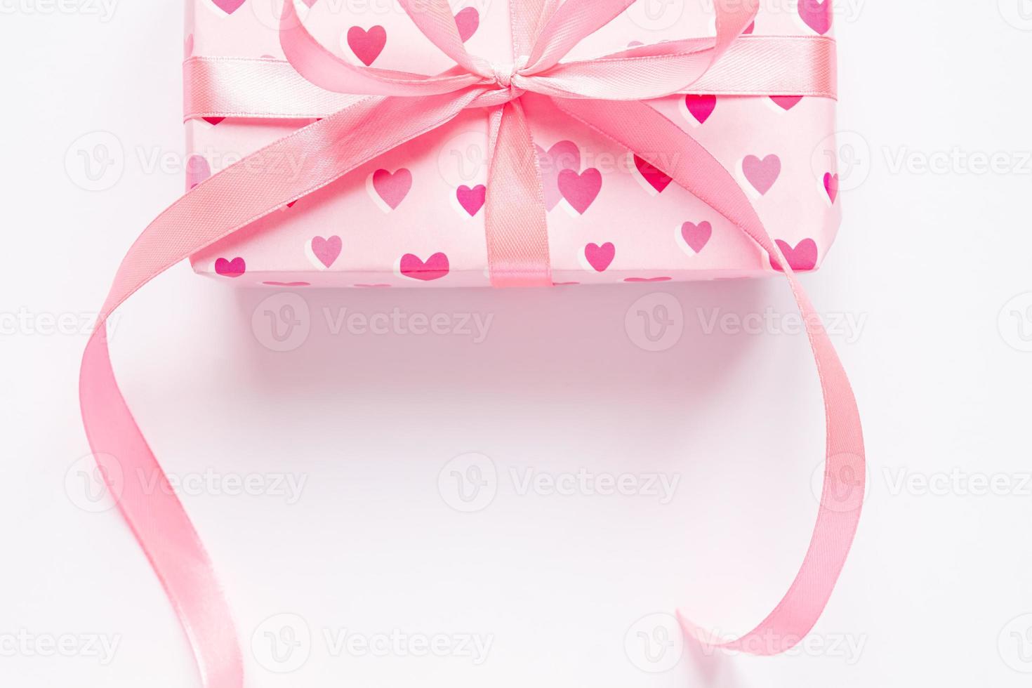 festlig st alla hjärtans dag dag begrepp med gåva låda på vit bakgrund. topp se, kopia Plats. foto