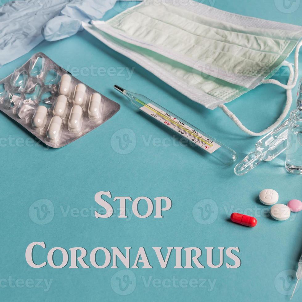 virus pandemi behandling. mediciner och skyddande masker. coronavirus 2019, ncov foto