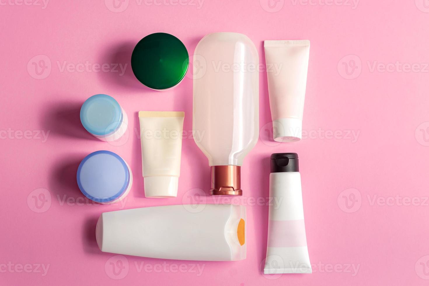 kosmetika spa branding mock-up, topp se på rosa bakgrund, plats din design. foto