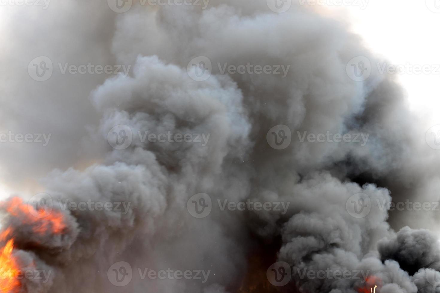 brand - okontrollerad brinnande orsakar fast egendom skada. foto