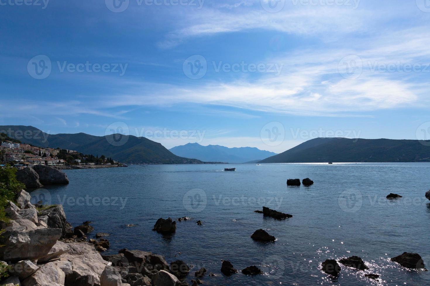 skön se av de bergen i de bukt av kotor på en solig morgon, montenegro. adriatisk hav. foto