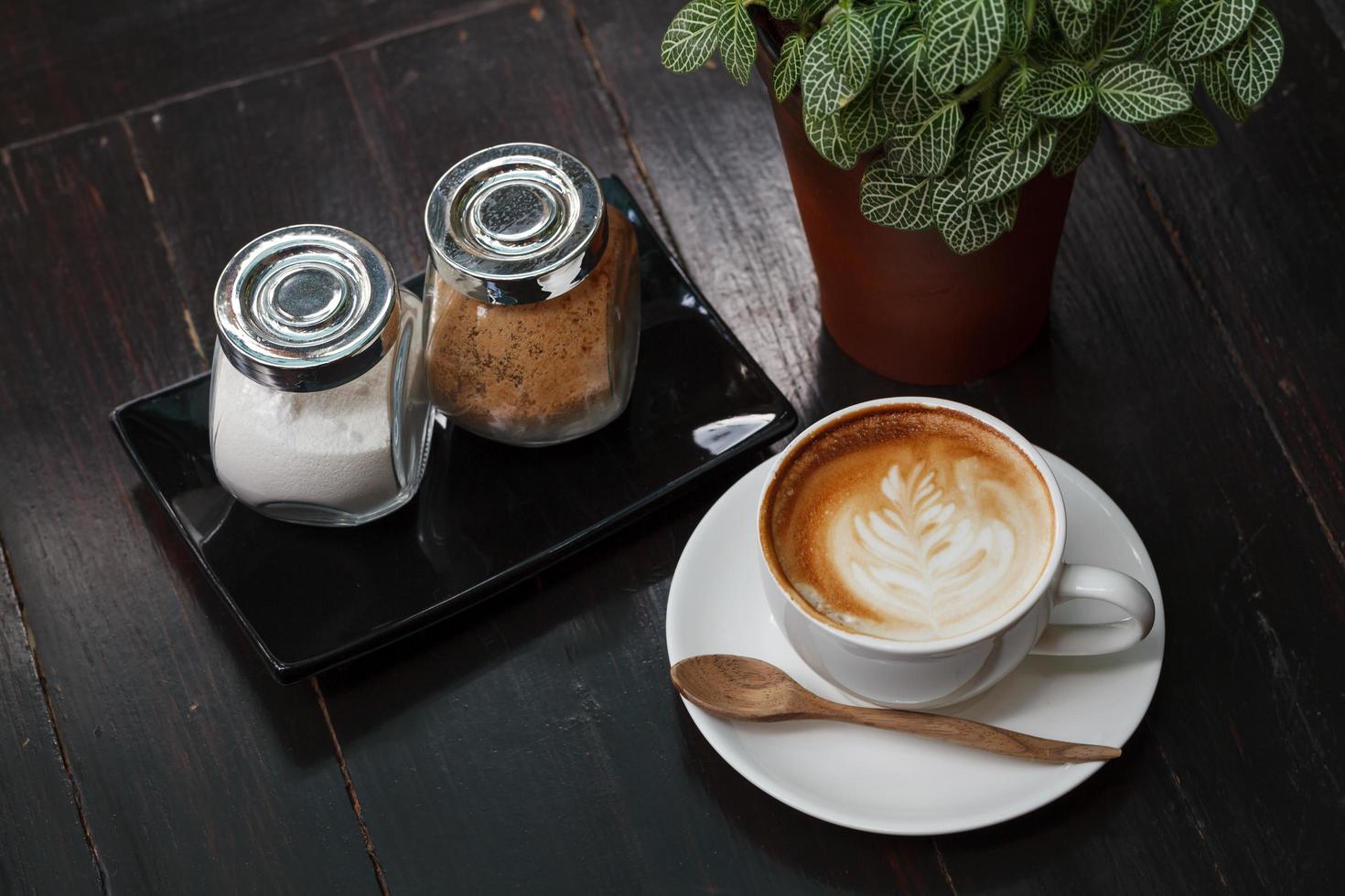 kopp av latte kaffe på trä- tabell foto