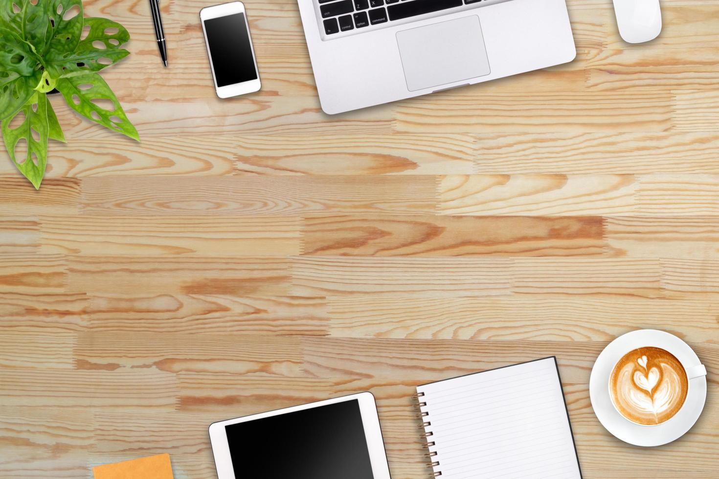 modern arbetsyta med laptop surfplatta, smartphone och kaffekopp kopia utrymme på trä bakgrund. toppvy. platt lay-stil. foto