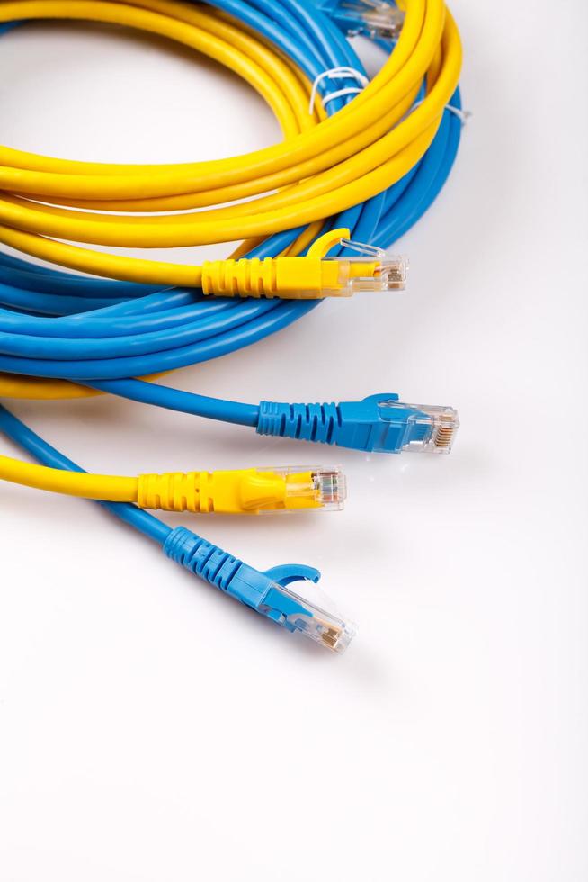 gul och blå nätverk kabel- med gjuten rj45 plugg foto