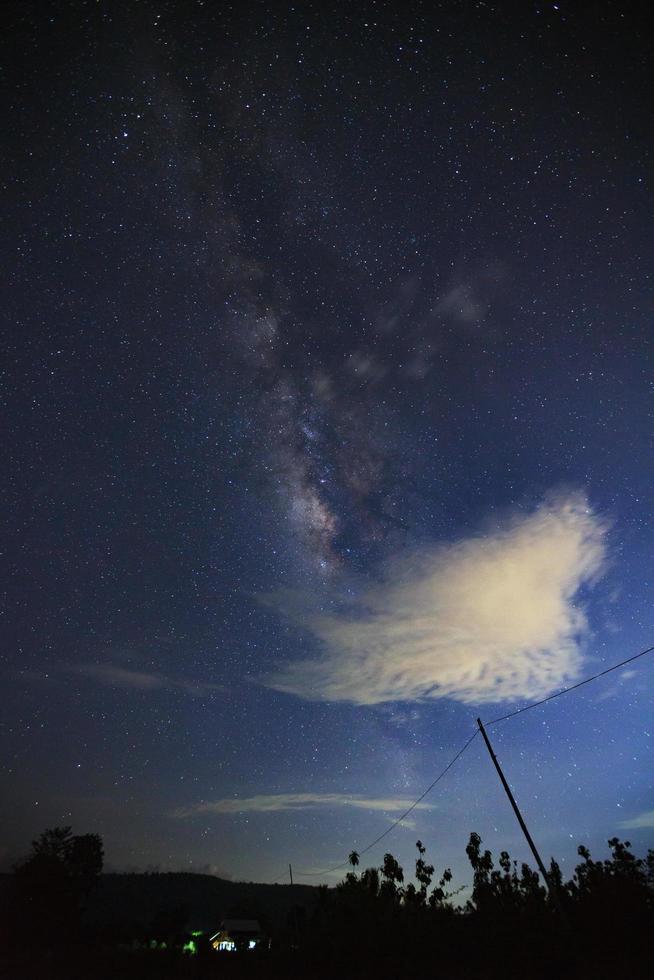 mjölkig sätt galax med moln och Plats damm i de universum foto