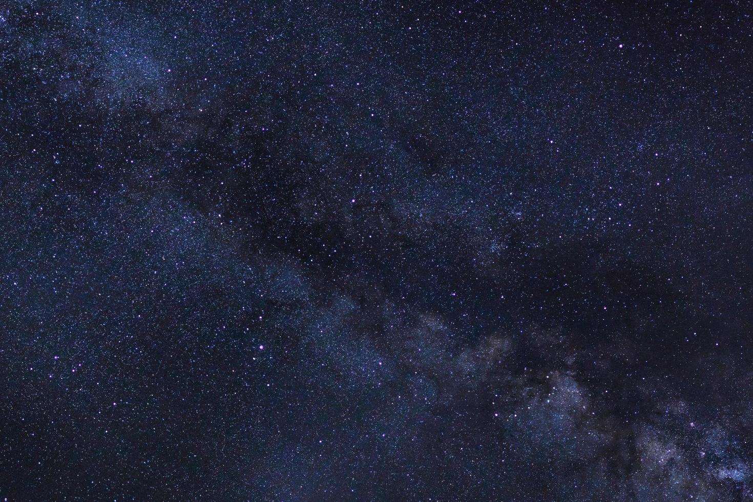 stjärnklar natthimmel, Vintergatans galax med stjärnor och rymddamm i universum, långexponeringsfotografi, med korn. foto