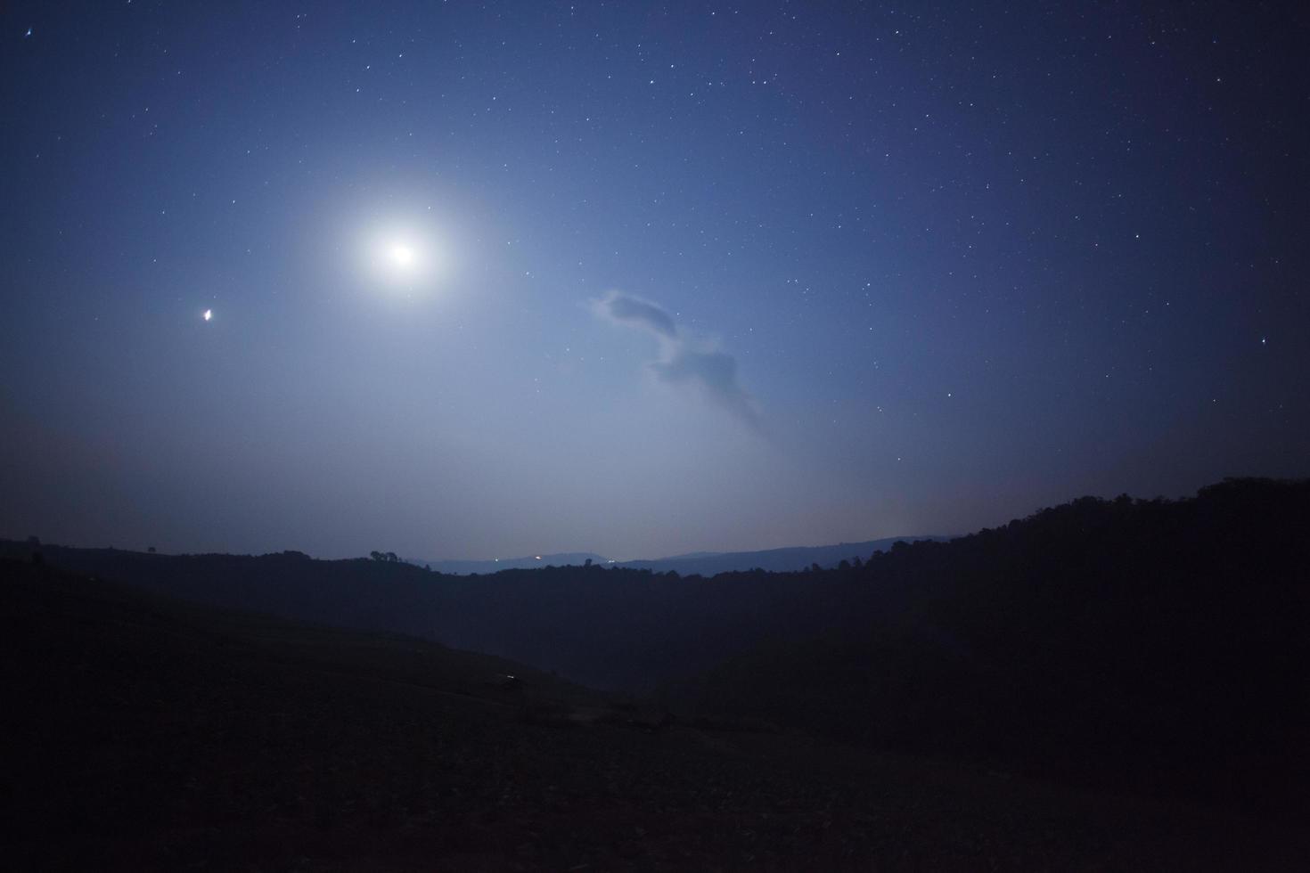 natt natur bakgrund, molnig himmel med stjärnor och måne ljus foto