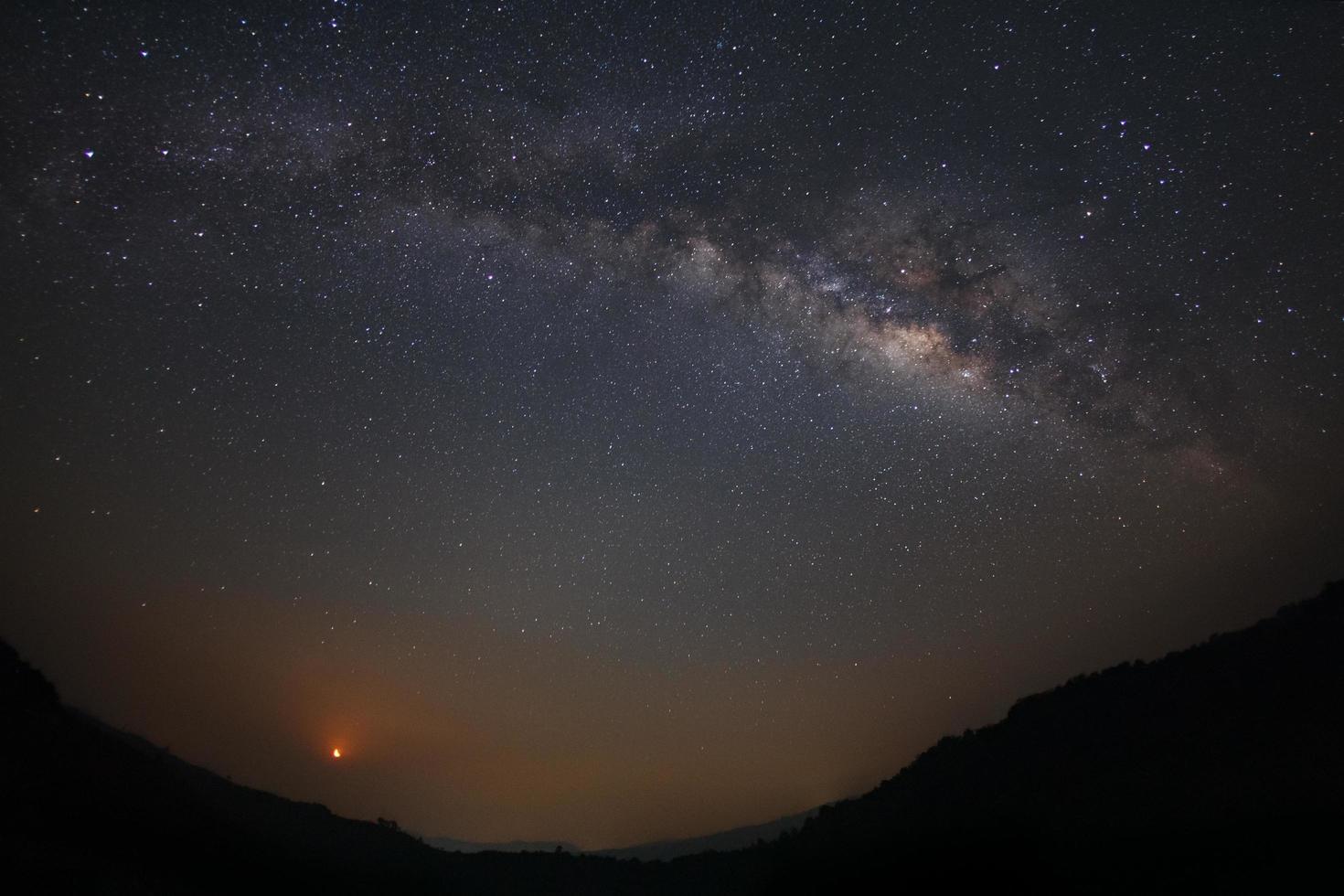 mjölkig sätt och måne ljus på phu hin rong kla nationell park, phitsanulok thailand, lång exponering fotografi.med spannmål foto