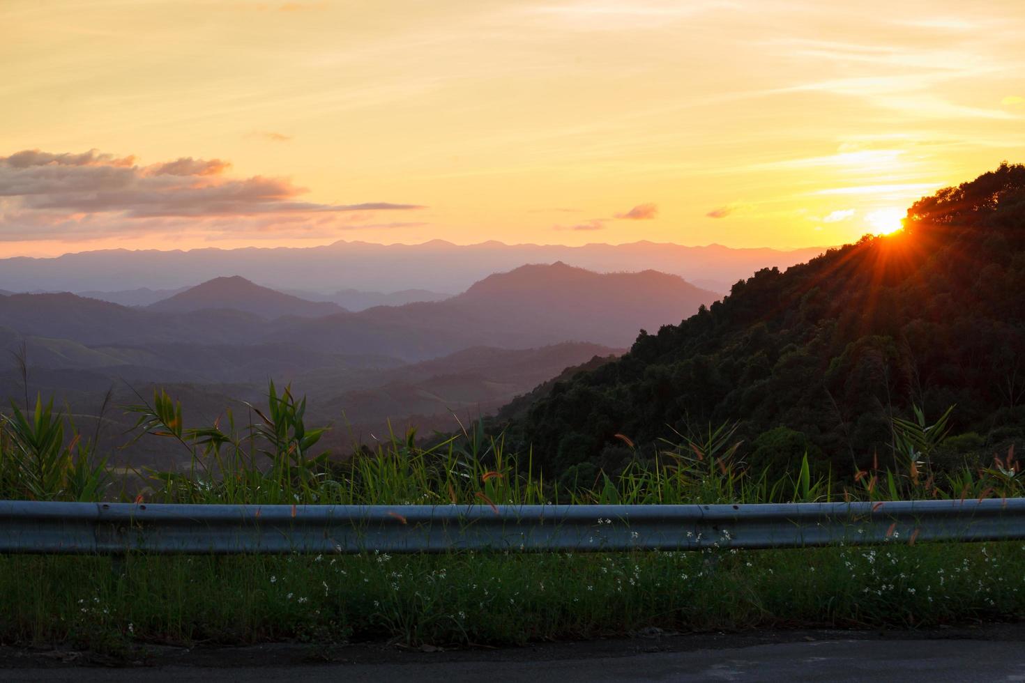 landskap. berg under solnedgången i mae hong son, thailand foto