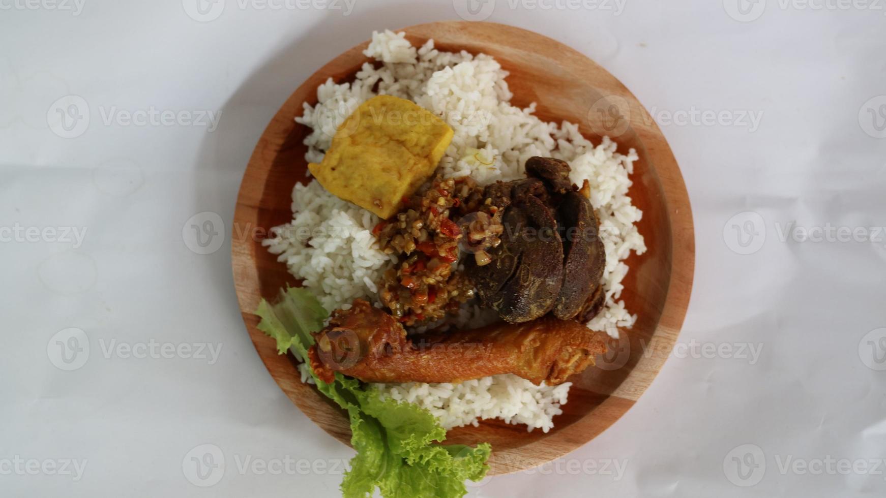 indonesiska lalapan ris som innehåller kyckling huvud och kyckling lever som är mycket utsökt foto
