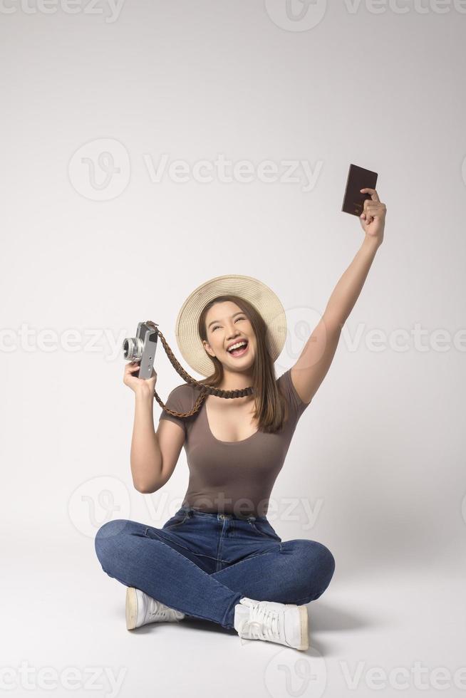 ung Lycklig asiatisk turist kvinna över vit bakgrund studio, resa och högtider begrepp. foto