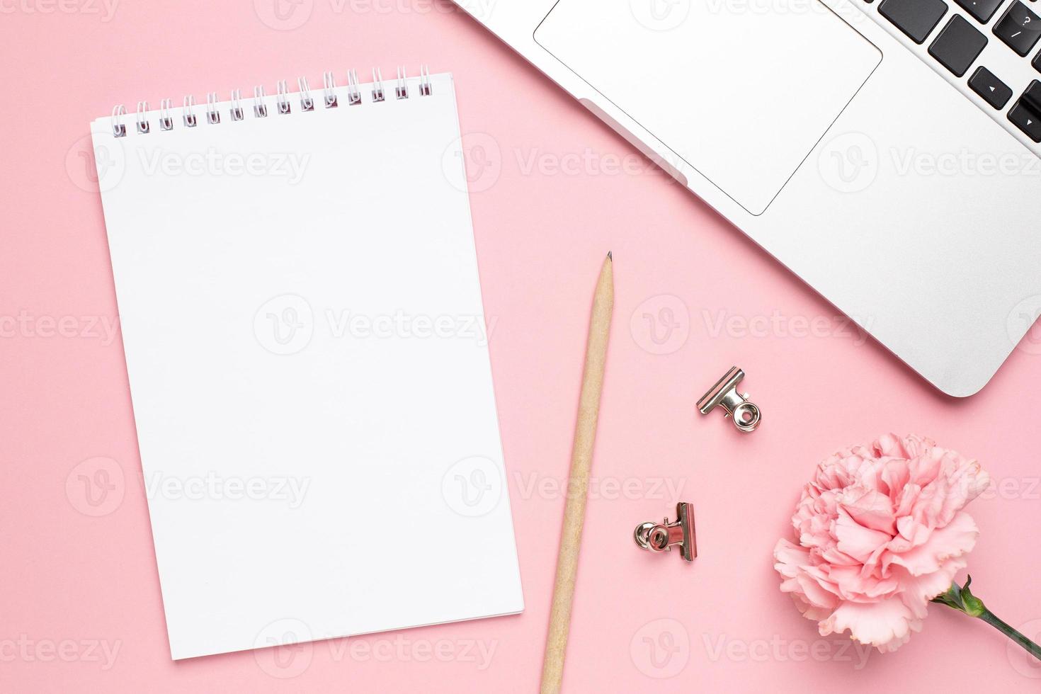 anteckningsbok med rosa nejlika blomma på en marmor bakgrund foto
