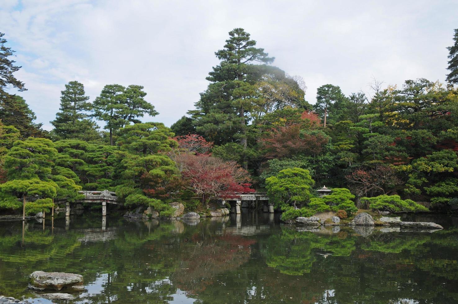 fredlig japansk zen trädgård och damm i höst foto