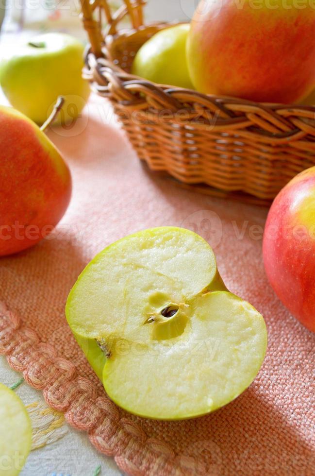 gröna och röda organiska äpplen i korgen foto