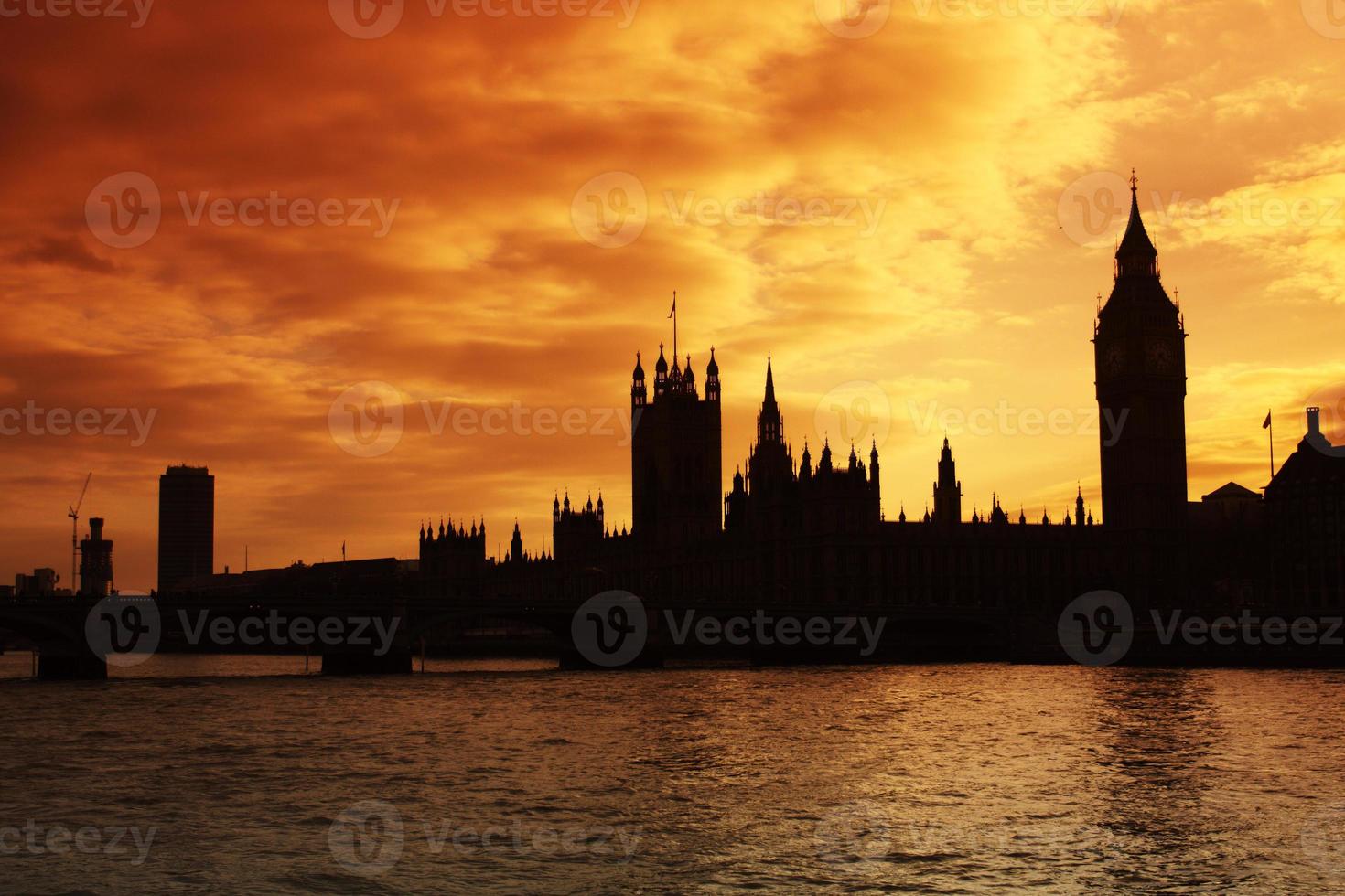 westminster och parlamentets hus vid solnedgången foto