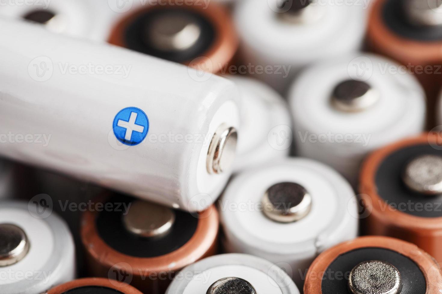 aa laddningsbart batterier med en vit batteri med en positiv polaritet foto