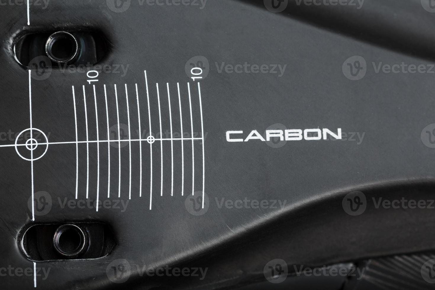 kol element av cykling skor med de inskrift kol på en svart bakgrund närbild. foto