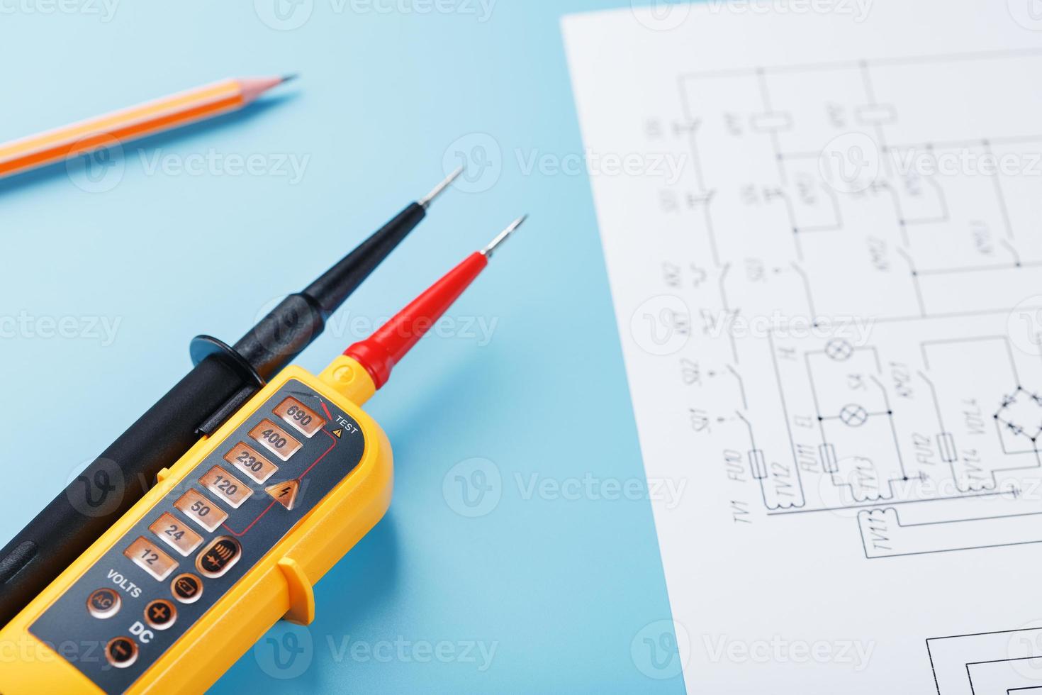 gul Spänning indikator med ett elektrisk diagram på en blå bakgrund. foto