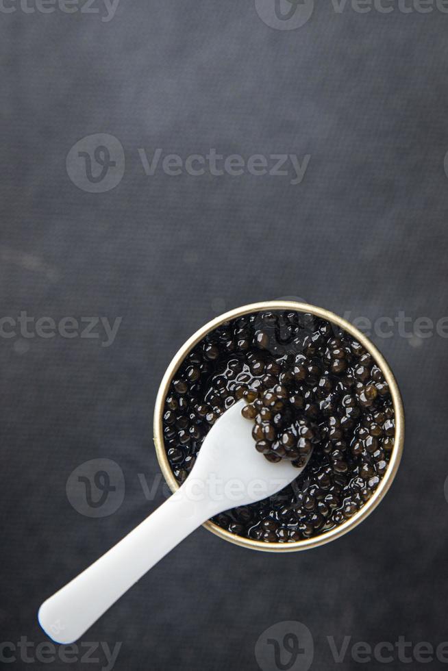 kaviar svart fisk stör Beluga, stellate stör färsk måltid mat mellanmål på de tabell kopia Plats mat bakgrund foto