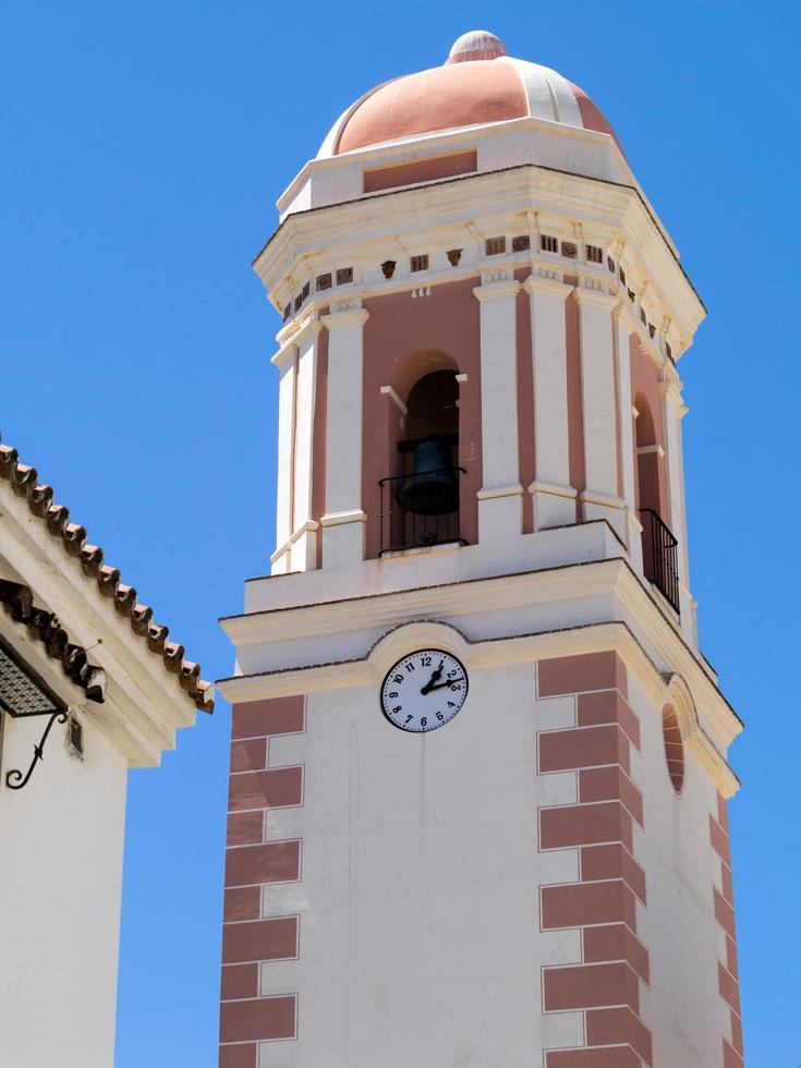 estepona, andalusien, Spanien - Maj 5. klocktorn av kyrka i estepona Spanien på Maj 5, 2014 foto