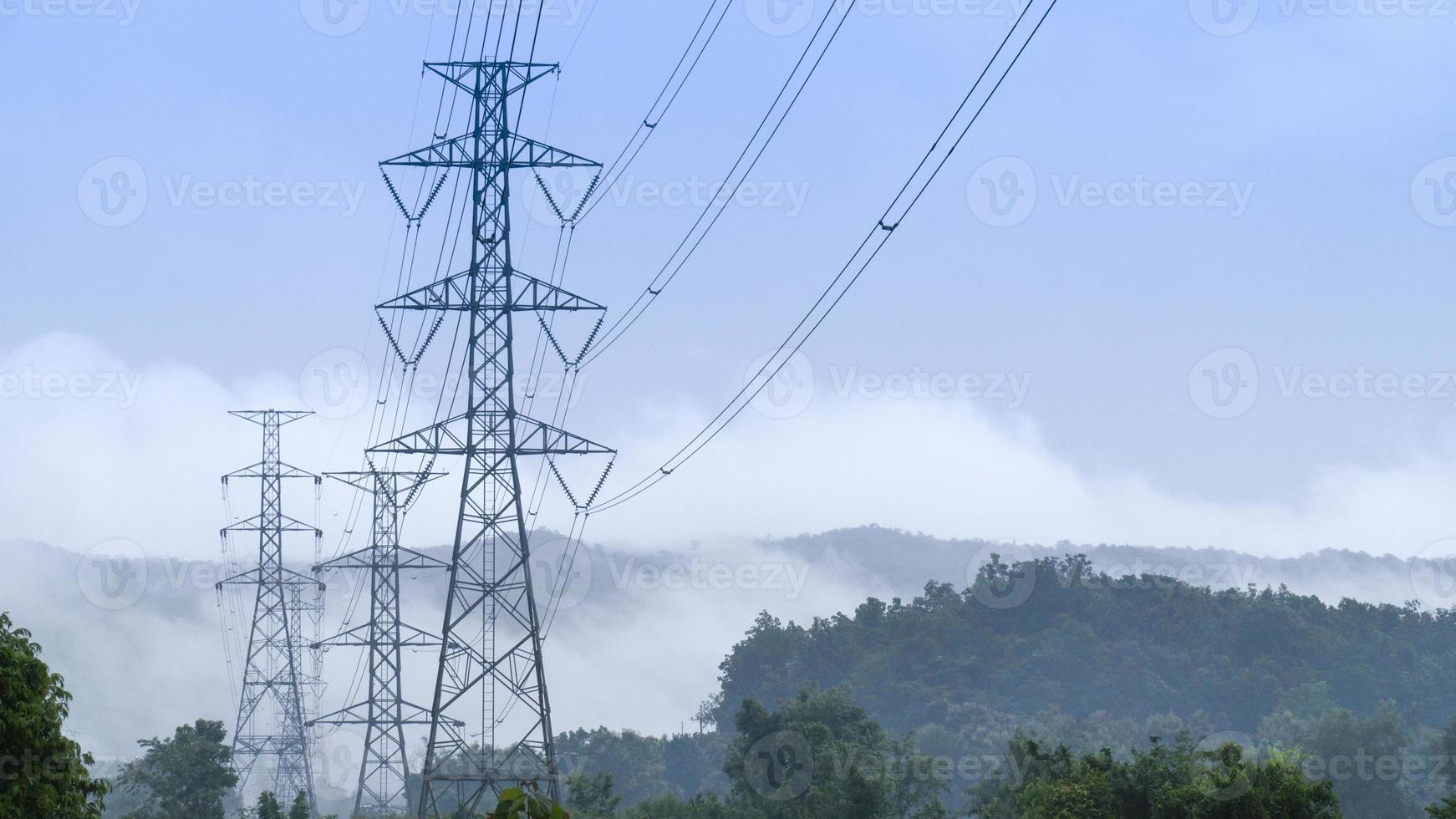 kraft linje pylon i bergig område. foto