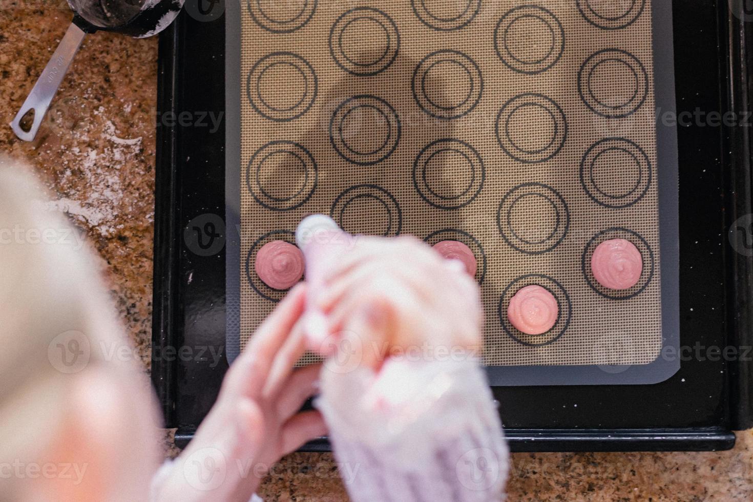 bakning rosa macarons foto