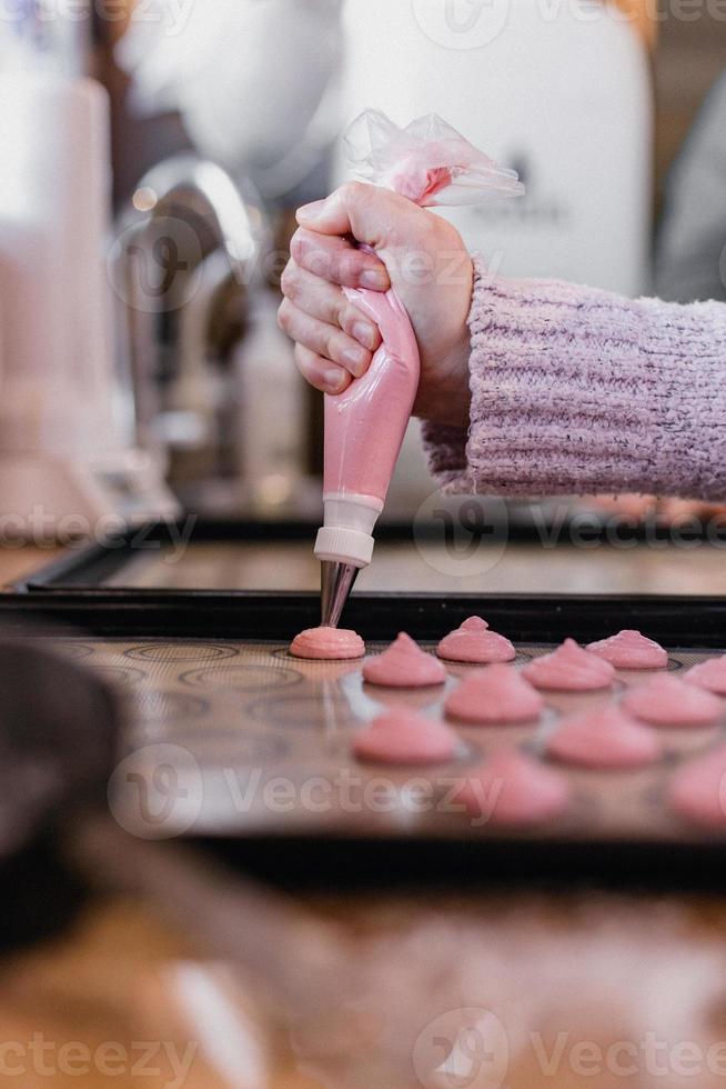 bakning rosa macarons foto
