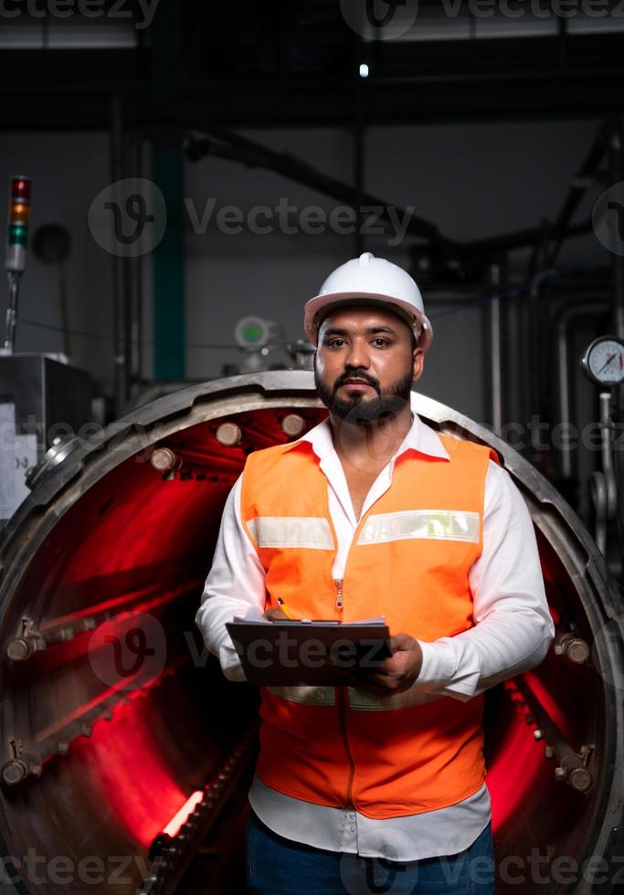 chef ingenjör av de mekanisk växt uppträdande inspektion av de sterilisering maskin tunnel. till kolla upp de arbetssätt tillstånd av de maskin till vara redo foto