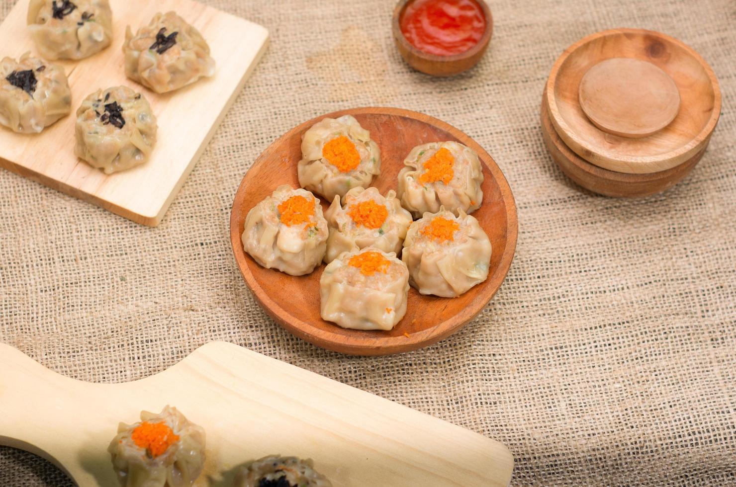 kinesisk ångad dimsum eller dämpa belopp, på trä- tallrik, traditionell kök foto