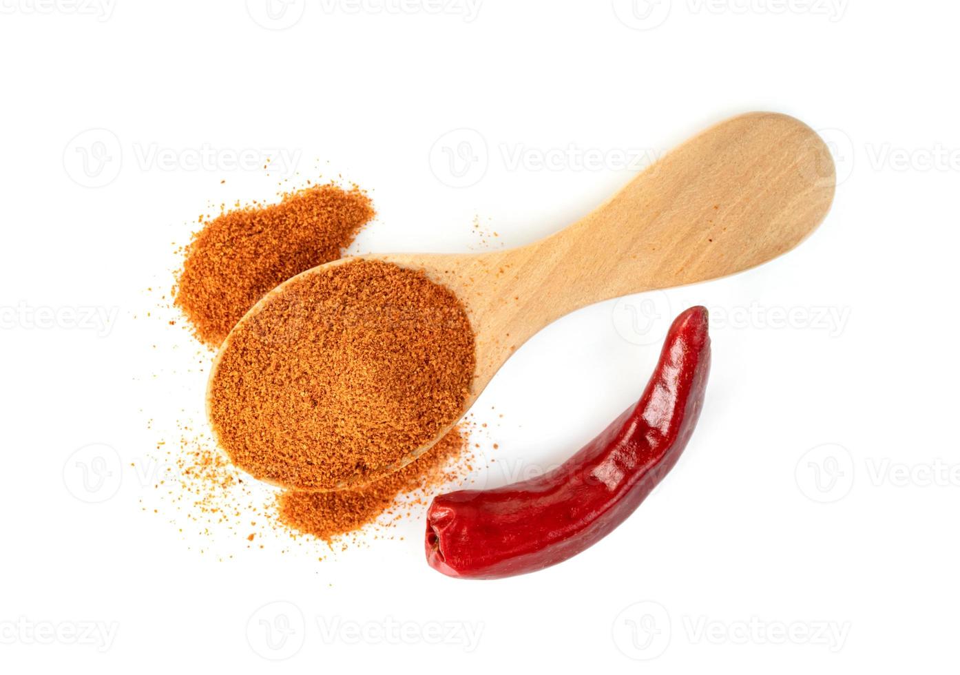 röd mald paprika pulveriserad eller torr chilipeppar med träslev isolerad på vit bakgrund foto