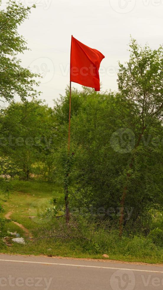 en röd flagga till ange till de människor foto