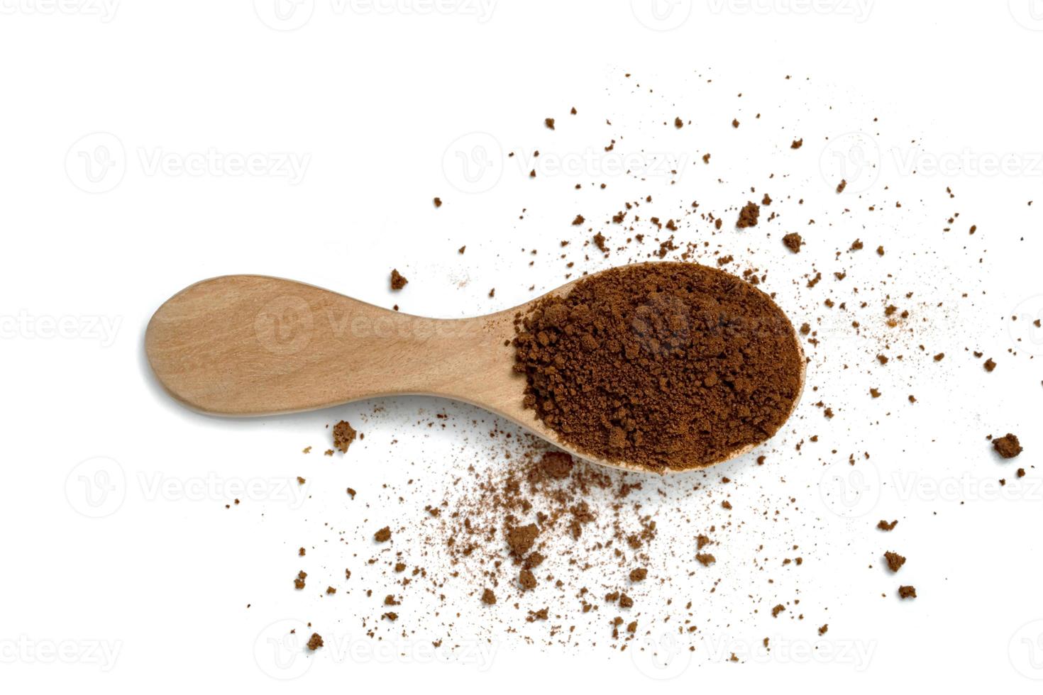 omedelbar kaffe pulver med trä- sked isolerat på vit bakgrund foto