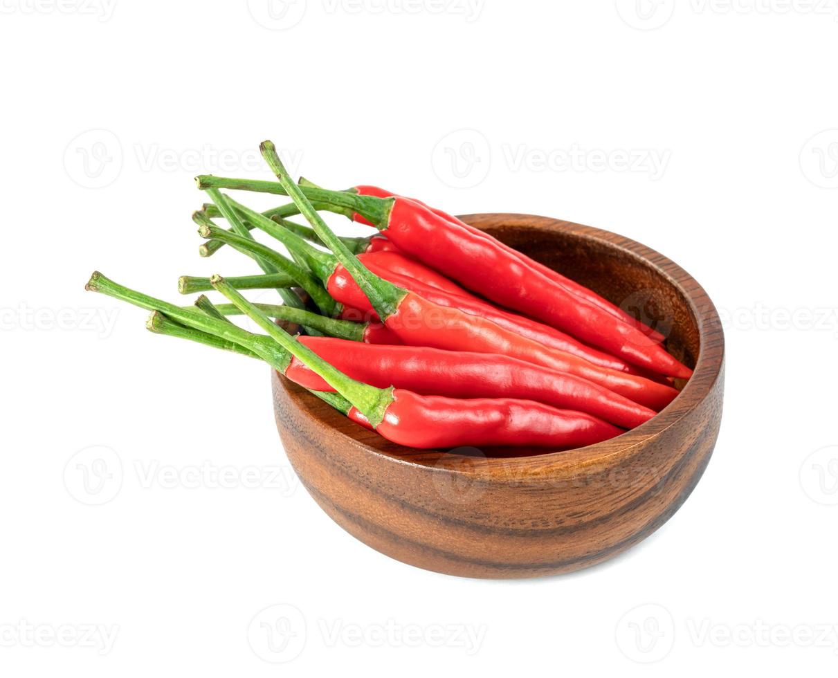 röd färsk chili peppar med trä- skål isolerat på vit bakgrund foto